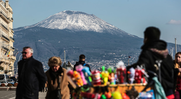 Vesuvio innevato, spettacolo a Napoli: uno strato bianco in cima al vulcano