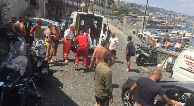 Napoli - la sosta selvaggia blocca l'ambulanza