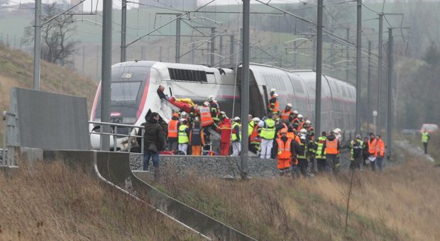Francia, deraglia treno: almeno venti feriti, uno grave
