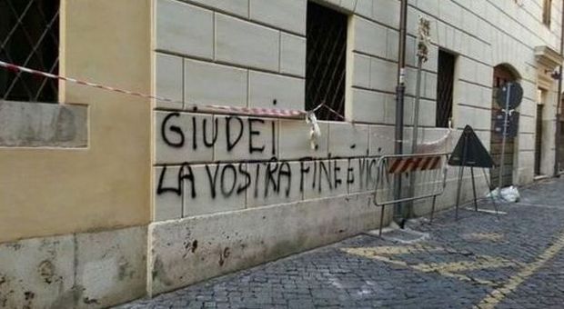 Nuove scritte antisemite a Roma. Imbrattati i muri di via della Lupa in centro
