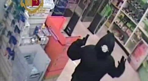 Milano, rapina una farmacia con parrucca e occhiali da sole: caccia al giovane bandito