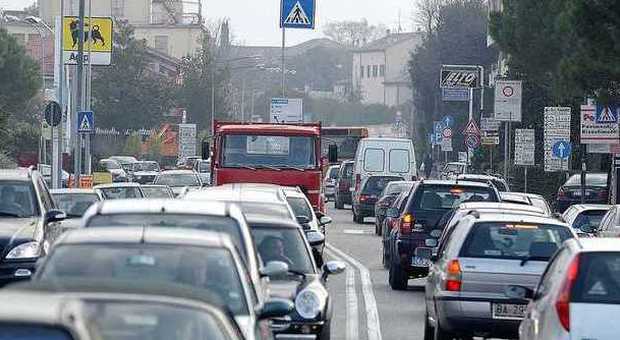 Pesaro, boom di immatricolazioni e la Motorizzazione finisce le targhe