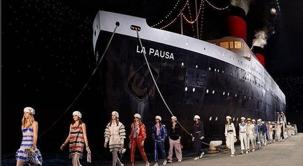 Come Love Boat: marinarette glam sfilano vicino alla nave di Chanel
