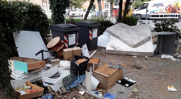 Pesaro, mobili e materassi abbandonati: i responsabili rischiano maxi multa