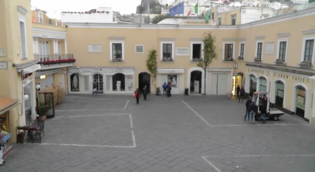 Capri, la piazzetta è off limits per ferie invernali: chiusi tutti i bar