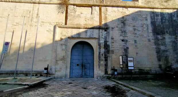 Porte chiuse al castello "Carlo V": da oggi stop alle visite. La riapertura? Da stabilire