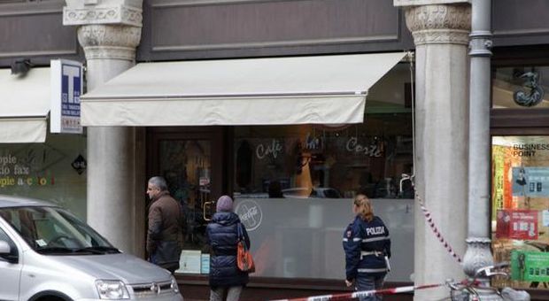 Il Café La Corte in piazza San Vito: qui si è ucciso Manuele Barbisan (Photo Journalist)