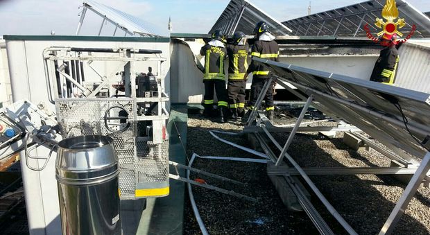 A fuoco l'impianto fotovoltaico dell'azienda: gravi danni al tetto