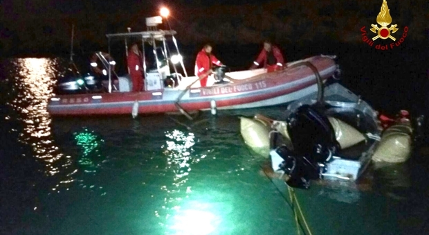 Ancona, onda anomala lo travolge Pescatore salvato dai pompieri