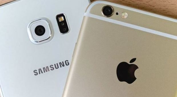 Smartphone lenti, faro dell'Antitrust su Apple e Samsung