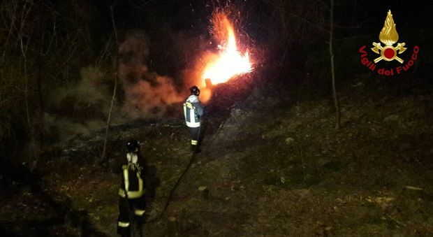 L'intervento di spegnimento dell'incendio sull'argine del fiume Meduna