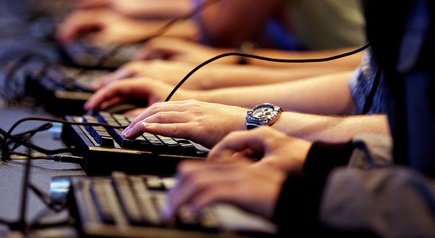 Giovani al computer Giovani al computer