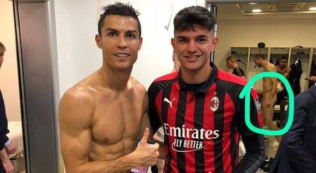 Ronaldo e Bellanova, la foto è hot: sullo sfondo spunta Chiellini nudo