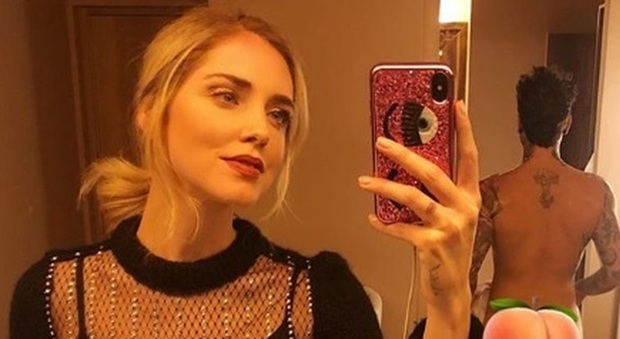Chiara Ferragni, selfie allo specchio con dettaglio hot: Fedez è nudo alle sue spalle