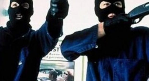Marano, rapinatori armati di fucili assaltano il distributore di benzina
