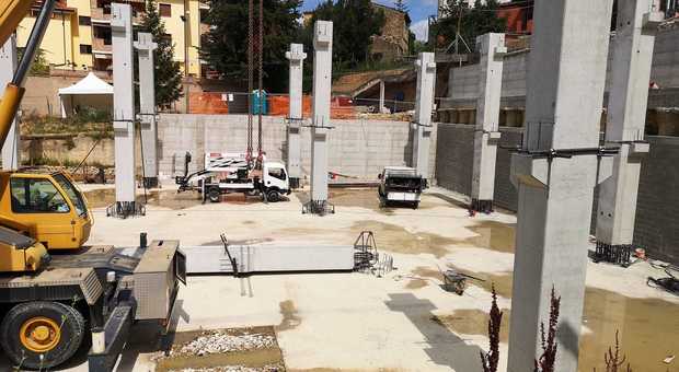 Danneggiato dal sisma, crolla il municipio in costruzione (foto NEWPRESS)