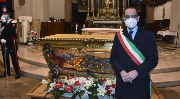 Il sindaco di Terni con la statua di san Valentino