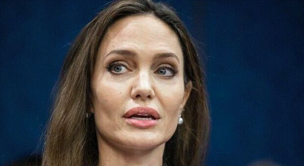 Angelina Jolie scappa da Hollywood: «E' un posto malsano. Prima del divorzio da Brad Pitt ho avuto la paralisi di Bell, non posso più vivere così»