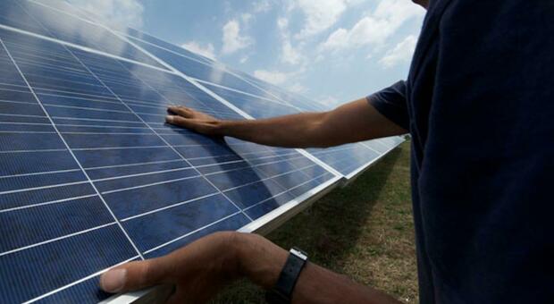 Fotovoltaico, i paletti: stop agli impianti sui terreni agricoli