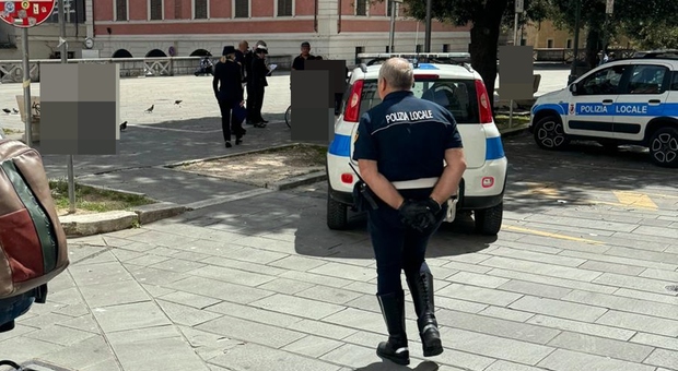 La polizia locale in piazza Matteotti