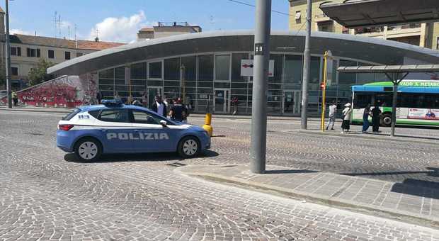 La polizia in piazza Ugo Bassi