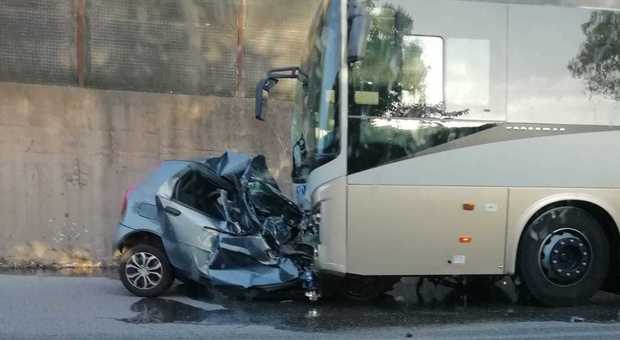 Incidente a Taranto: auto contro pullman, muore un ragazzo di 19 anni