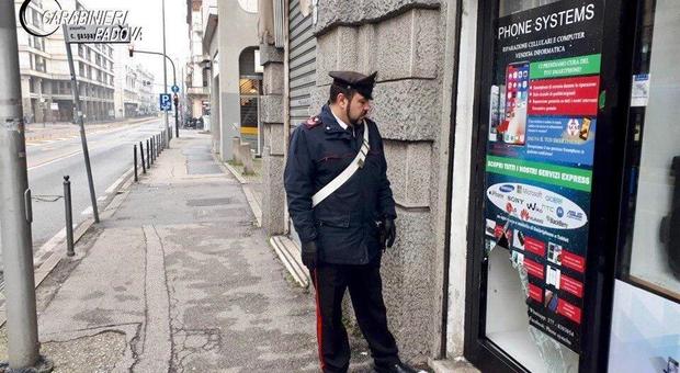 I carabinieri sono intervenuti in corso del Popolo al negozio Phone Systems