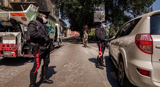 Il Viminale: «Posti di blocco e controlli più severi sulle strade» Gli italiani “fuggono” verso seconde case e località turistiche
