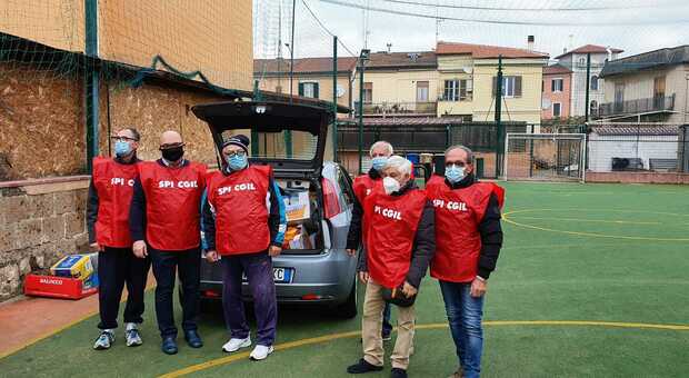 Civita Castellana, i pensionati dello Spi Cgil donano pacchi alla Caritas