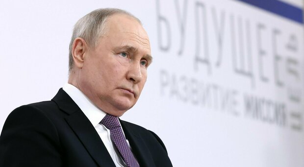 Putin deriso dall'ex presidente della Mongolia: «Il nostro impero era molto più grande di quello russo». E mostra la mappa