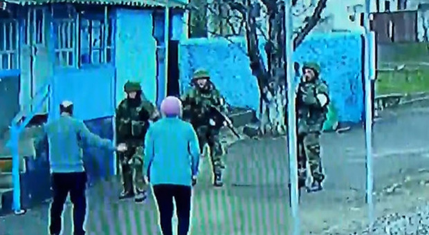 Ucraina, coppia di mezza età respinge i soldati russi nel giardino di casa: il video è virale