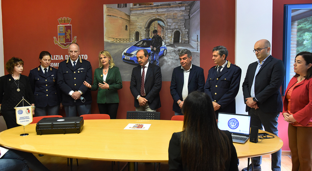 La cerimonia al commissariato della polizia di Stato di Fano per la consegna del videoregistratore donato dal Soroptimist