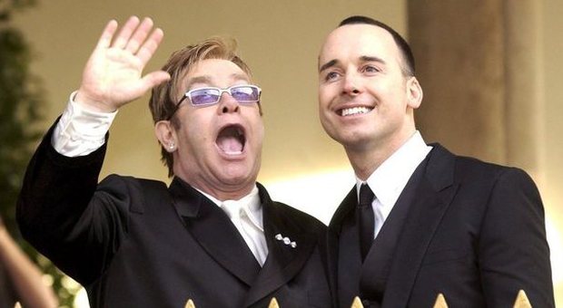 Adozioni gay, la fatwa di Elton John contro Dolce e Gabbana: "Vergona"