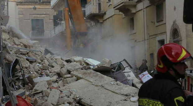Crollo palazzina Matera, un sopravvissuto: «Strane crepe ma ci avevano detto che era tutto ok»