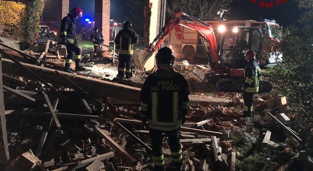 Alessandria, esplode una cascina: due pompieri morti, tre feriti. I carabinieri indagano: ipotesi dolo