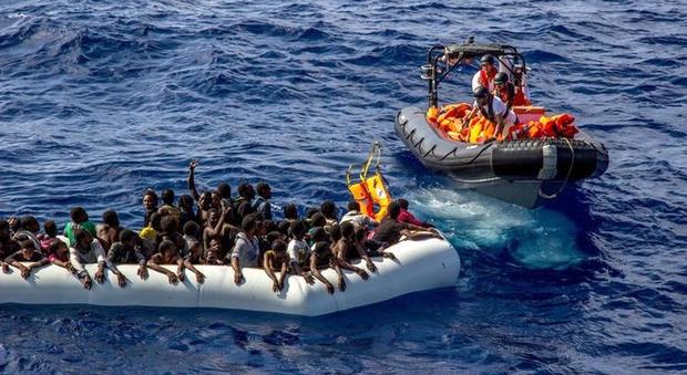 Migranti, tensione tra i 180 a bordo della Ocean Viking: minacciano di gettarsi in mare