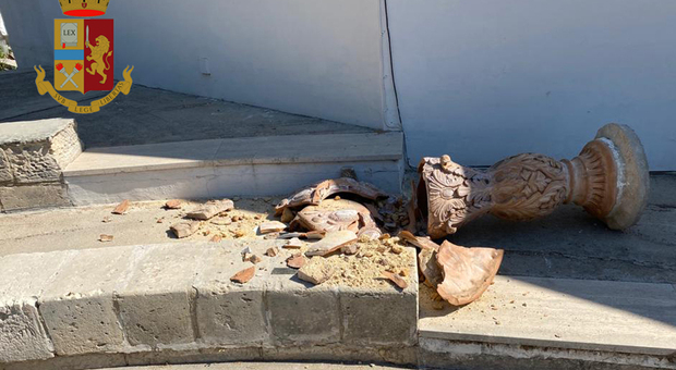 Distrugge un'acquasantiera a Baia Verde: individuato il vandalo 19enne