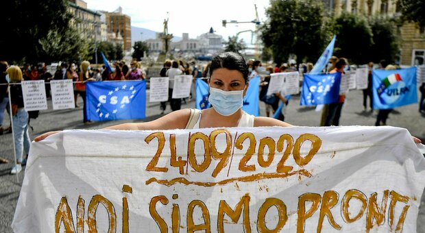 Scuola, a Napoli la protesta delle maestre: «Senza sicurezza noi non partiamo»