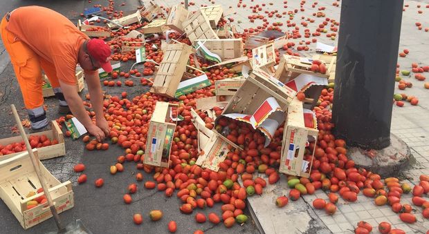 Sorpresa: nel traffico piovono pomodori freschi