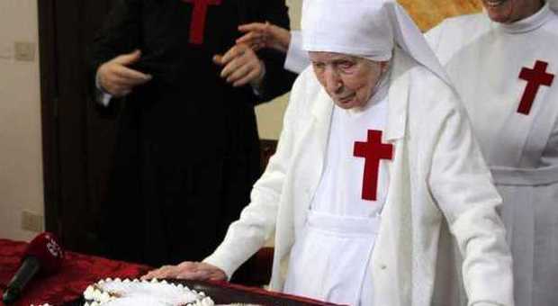 Suor Candida compie 107 anni, l'abbraccio del Papa nel giorno del compleanno