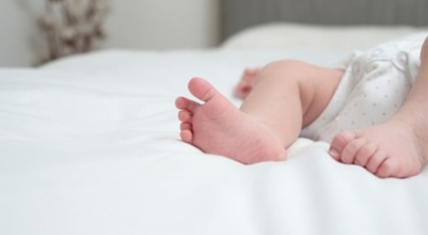Bambina di 9 mesi cade dal letto dei genitori mentre dorme: morta sul colpo