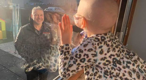 La bimba di 4 anni malata di tumore saluta il papà dalla finestra: l'immagine simbolo della lotta al Covid-19