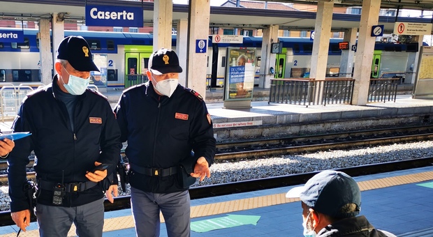 Rapinarono un viaggiatore con un coltello alla stazione, arrestati due senzatetto