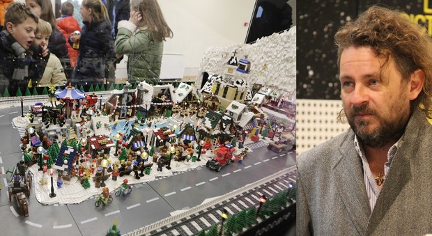 Il villaggio natalizio costruito con i mattoncini Lego dall'imprenditore Wilmer Archiutti (a destra)