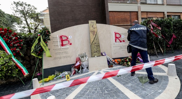 Roma, nuovo sfregio al monumento di Aldo Moro in via Fani: sulla lapide la scritta BR