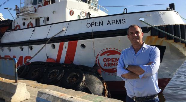 De Magistris sulla nave ammiraglia della ong Open Arms: «Napoli non è né complice né indifferente»