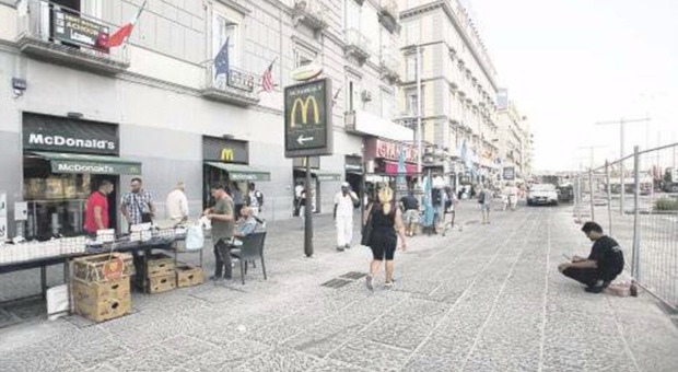 Flop differenziata a Napoli, fioccano multe: McDonald's rischia la chiusura