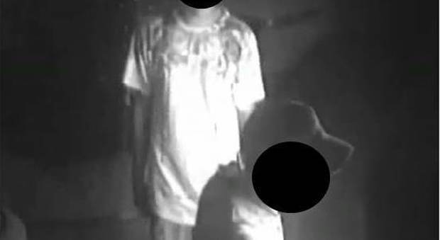 Il rapinatore si avvicina alle spalle della vittima (foto delle telecamere di videosorveglianza fornita dai carabinieri)