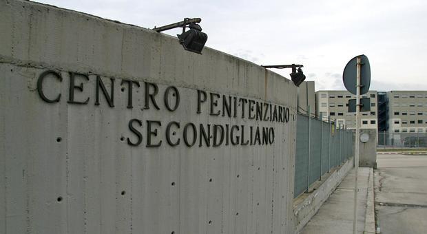 Napoli, ai colloqui in carcere con 9 microtelefonini nelle mutande: denunciate due donne