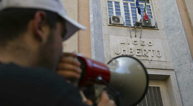 La protesta degli studenti del liceo Umberto di Napoli
